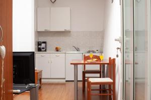 Kuchyň nebo kuchyňský kout v ubytování Apartments R