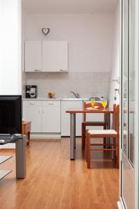 Kuchyň nebo kuchyňský kout v ubytování Apartments R