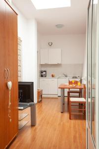 Kuchyň nebo kuchyňský kout v ubytování Apartments R
