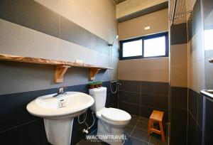a bathroom with a toilet and a sink at Pin Shiuan Inn in Xiaoliuqiu
