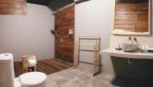 uma casa de banho com um WC, um lavatório e um chuveiro em The Akah Cottage - CHSE Certified em Nusa Lembongan