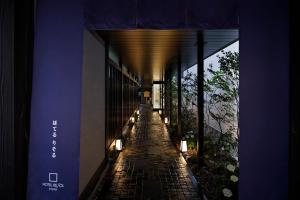 京都的住宿－京都河原町三條瑞索酒店，夜间建筑物的走廊,灯