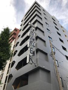 un bâtiment avec une enseigne sur le côté dans l'établissement HOTEL AMANEK Asakusa Ekimae, à Tokyo 49 autres photos
