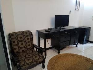 Μια τηλεόραση ή/και κέντρο ψυχαγωγίας στο Roots Cafe Rooms