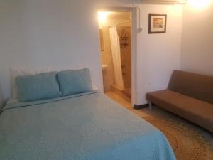 Ένα ή περισσότερα κρεβάτια σε δωμάτιο στο Roots Cafe Rooms