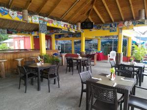 Εστιατόριο ή άλλο μέρος για φαγητό στο Roots Cafe Rooms