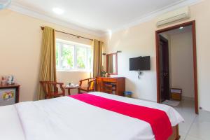 Postel nebo postele na pokoji v ubytování Dong Do Hotel