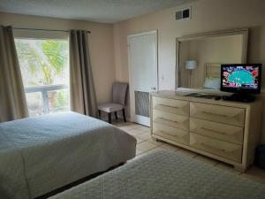 Tempat tidur dalam kamar di Beach and sunset view from your balcony +36 foto