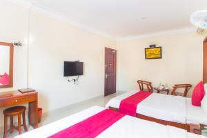 Postel nebo postele na pokoji v ubytování Dong Do Hotel