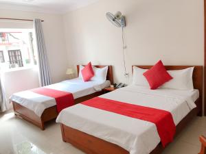 Postel nebo postele na pokoji v ubytování Dong Do Hotel