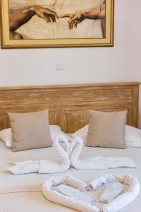 A bed or beds in a room at Panos Apartment Parikia