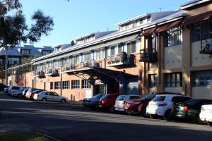 Foto da galeria de Granita's - 2 bedroom converted South Fremantle warehouse apartment em Fremantle