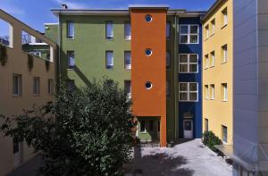 un condominio con una colonna di mattoni al centro di Best Western Plus Hotel Bologna a Mestre