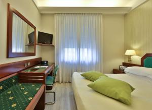 Μια τηλεόραση ή/και κέντρο ψυχαγωγίας στο Hotel Astoria Sure Hotel Collection By Best Western