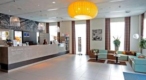 een lobby met een wachtkamer met een balie bij Best Western Plus City Hotel Gouda in Gouda