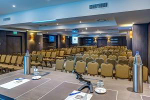 sala konferencyjna z rzędami krzeseł i stołów w obiekcie Best Western Plus Hotel Perla Del Porto w mieście Catanzaro Lido