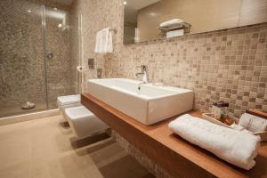 Ein Badezimmer in der Unterkunft Best Western Plus Leone di Messapia Hotel & Conference
