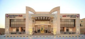 Un grand bâtiment avec des escaliers se trouve juste devant. dans l'établissement Best Western Plus Fursan, à Riyad