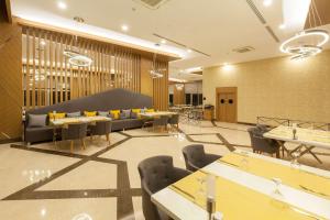 un restaurante con mesas y sillas en una habitación en Best Western Vib Antalya Hotel en Dosemealti