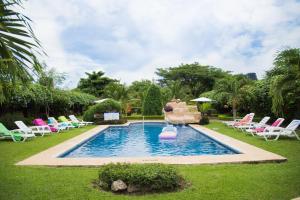 Bazén v ubytování Apartments-Villas Playa Potrero 1 nebo v jeho okolí