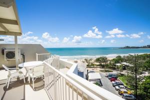 un balcone con tavolo e vista sulla spiaggia di Sandcastles Mooloolaba a Mooloolaba Altre 37 foto