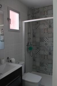 バレンシアにあるLuminoso Apartamento * La Marina de Valenciaのバスルーム(シャワー、トイレ、洗面台付)