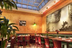 - un restaurant avec des tables et des chaises dans une salle dans l'établissement Hotel Terminus Lyon, à Paris