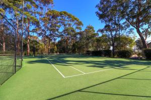 Facilități de tenis și/sau squash la sau în apropiere de Oystercatcher at Raffertys Resort- family villa