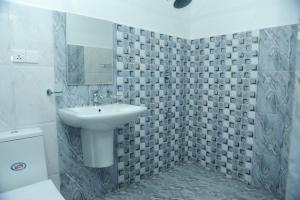 un bagno con lavandino e WC di Sunstar Nilaveli a Trincomalee