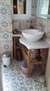 A bathroom at Violetta Rooms