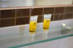 パラリア・カテリニスにあるHotel Villa Pigasosのカウンターに座る黄色い液体二本