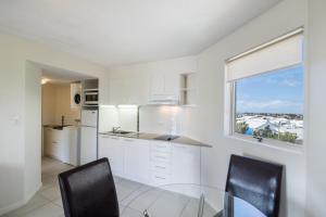 Una cocina o zona de cocina en Sandcastles Mooloolaba