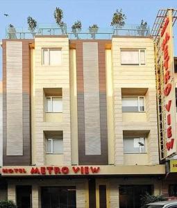 un bâtiment avec un panneau indiquant la vue sur le métro dans l'établissement Hotel Metro View, à New Delhi