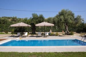 The swimming pool at or close to Villa Elionas
