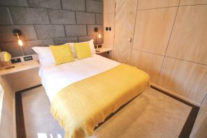 ポーツマスにあるBeckettsのベッドルーム1室(黄色い毛布付きのベッド1台付)