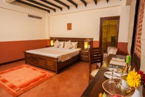 Rúm í herbergi á Traditional Comfort Boutique Hotel