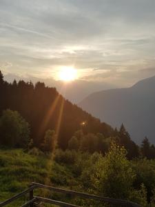 een uitzicht op de zonsondergang boven een berg bij La Bola in Roveredo