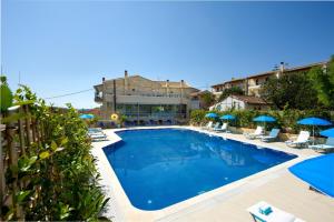 uma piscina num hotel com cadeiras e guarda-sóis em Angelo Del'Arte Estate em Corfu Town