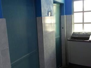 Camera blu con porta e finestra di Tempasuk Homestay a Kota Belud