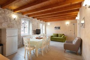 - une cuisine et une salle à manger avec une table et des chaises dans l'établissement Villa Mama - Traditional Apartments in Omis, free parking, à Omiš