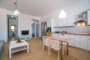 Kuchyňa alebo kuchynka v ubytovaní Emerald Dream Apartment