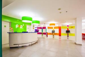 Lobby o reception area sa POP! Hotel Denpasar