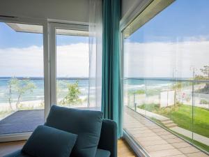 ミエルノにあるVacationClub - Przy Plaży Apartment 10の海の景色を望むリビングルーム