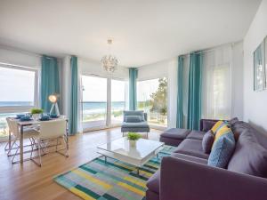 un salon avec un canapé et une table dans l'établissement VacationClub - Przy Plaży Apartment 10, à Mielno 6 autres photos