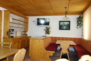 Televízia a/alebo spoločenská miestnosť v ubytovaní Ferienhaus Inge
