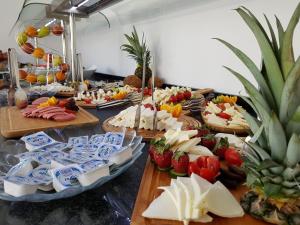 un buffet avec de nombreux types de nourriture sur une table dans l'établissement Cirali Hera Hotel, à Çıralı