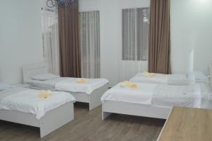 Rúm í herbergi á Lia Guest House