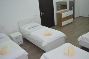 Rúm í herbergi á Lia Guest House