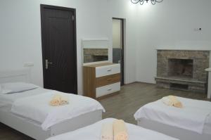 Rúm í herbergi á Lia Guest House