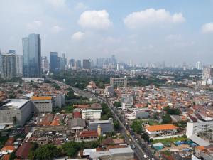 een uitzicht over de stad met gebouwen bij Apartment Cosmo Terrace in Jakarta